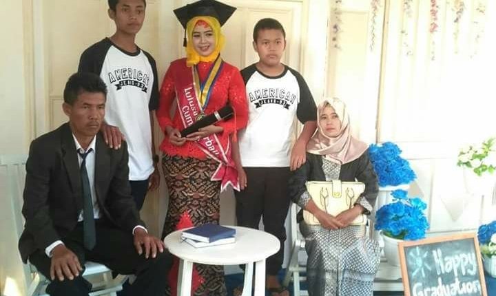 Raih IPK 3,99, Anak Buruh Sawit Raih Wisudawan Terbaik