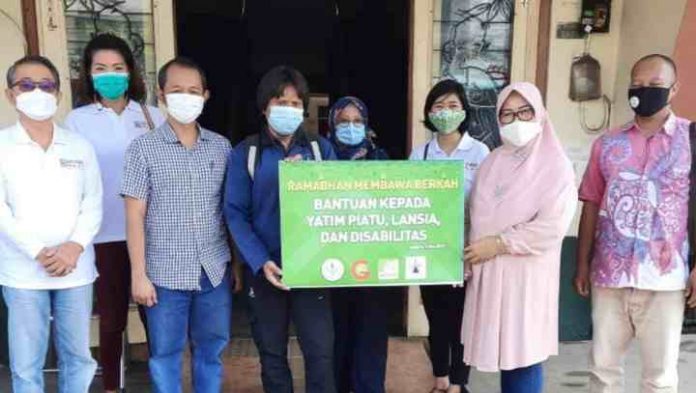 Forwatan dan Asosiasi Hilir Sawit Salurkan Bantuan Kepada Dhuafa
