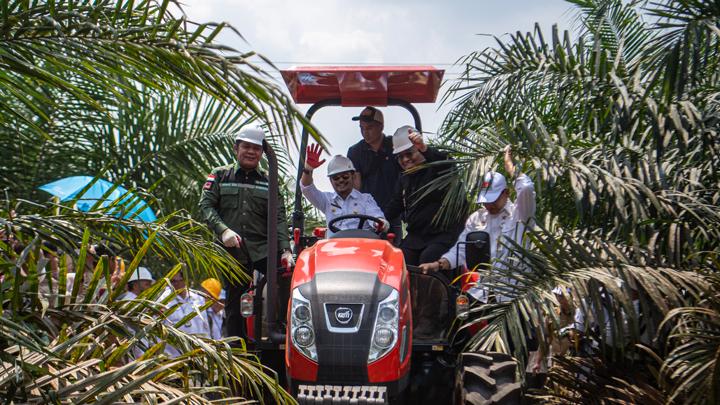 Menteri Pertanian Syahrul Yasin Limpo didampingi Gubernur Sumatera Selatan Herman Deru (kiri) dan Bupati Kabupaten OKI Iskandar (kanan) mengoperasikan alat berat saat panen perdana kepala sawit program Peremajaan Sawit Rakyat (PSR) di KecamatanTeluk Gelam, Kabupaten Ogan Komering Ilir (OKI), Sumatera Selatan, Senin, 17 Juli 2023. Kementerian Pertanian melakukan panen perdana kelapa sawit program Peremajaan Sawit Rakyat (PSR) dilahan 1.157 hektare yang ditanam pada tahun 2020 lalu. ANTARA FOTO/Nova Wahyudi