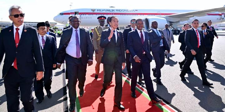 Presiden Joko Widodo tiba di Bandara Internasional Jomo Kenyatta di Nairobi, Kenya, pada Minggu, 20 Agustus 2023, pukul 15:15 EAT. Jokowi tiba di Nairobi setelah menempuh penerbangan selama 8 jam dari Bandara Internasional Kualanamu di Medan, Sumatera Utara. (Foto: kemlu.go.id)